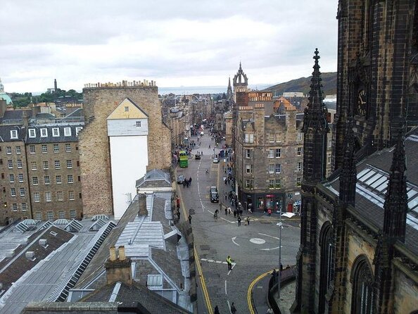 Royal Mile Guided Walking Tour in Edinburgh - Tour Location and Highlights