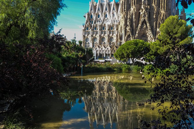Best of Barcelona & Sagrada Familia Tour With Priority Access - Detailed Itinerary