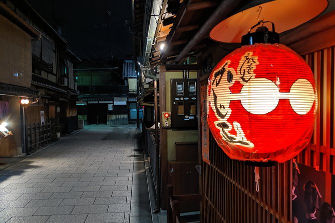 Discover Kyotos Geisha District of Gion! - Illuminated Cobblestone Streets