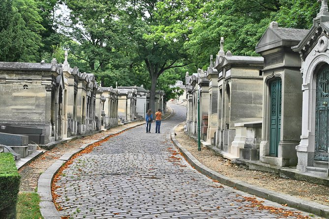 Famous Graves of Père Lachaise Cemetery Guided Tour - Group Size and Tour Experience