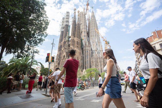 Sagrada Familia Guided Tour With Skip the Line Ticket - Architectural Insights