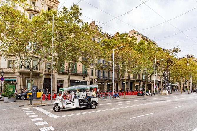 Welcome Tour to Barcelona in Private Eco Tuk Tuk - Tour Experience
