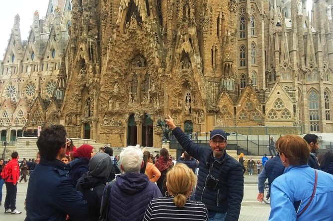 Sagrada Familia & Montserrat Small Group Tour With Hotel Pick-Up - Traveler Experiences Shared