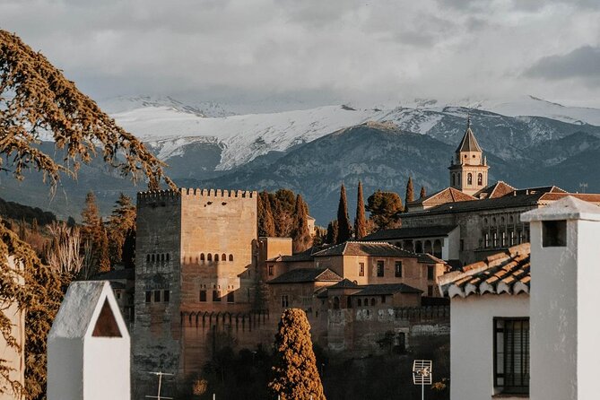 Alhambra: Small Group Tour With Local Guide & Admission - Key Points