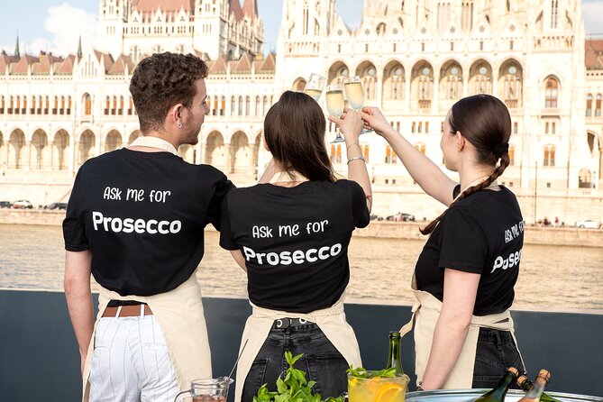 Budapest Evening Sightseeing Cruise and Unlimited Proseccos - Key Points