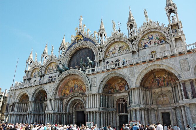Venice 4 Hrs Tour : St Marks Basilica, Doges Palace and Walk - Explore St. Marks Basilica
