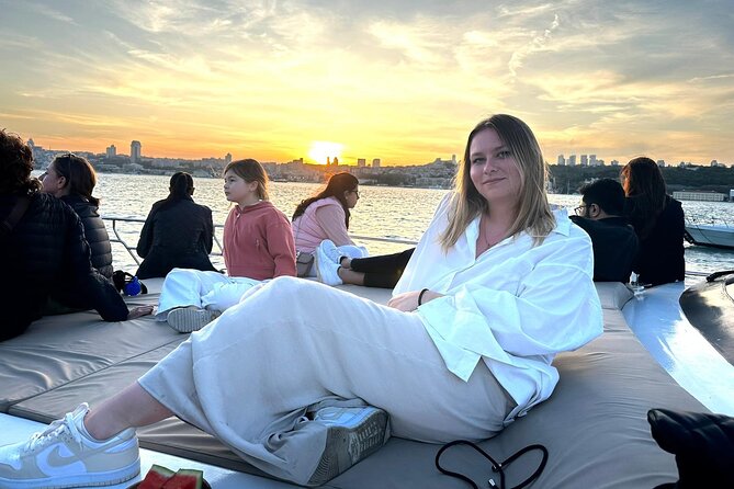 Istanbul Sunset Luxury Yacht Cruise With Snacks and Live Guide - Customer Reviews and Feedback