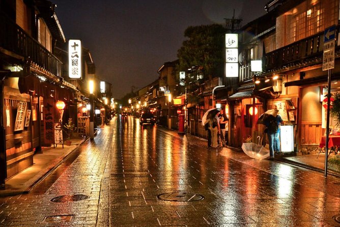 Kyoto Evening Gion Food Tour Including Kaiseki Dinner - Crossing Kamogawa Bridge