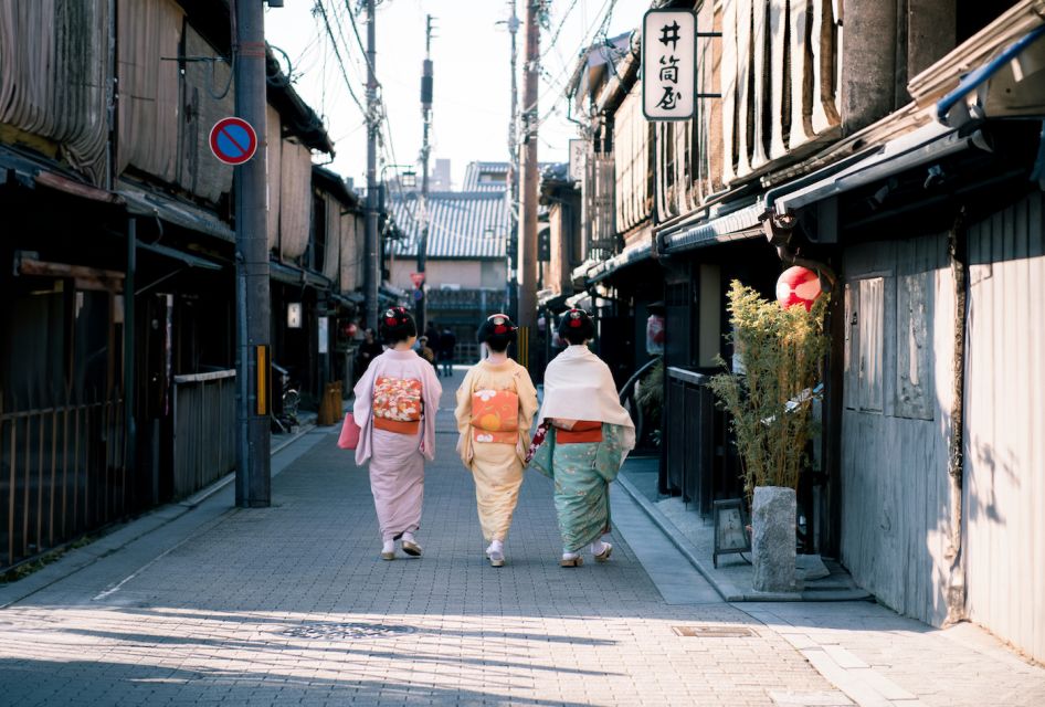 Kyoto Sunset Tour: Gion District, Pontocho, Yasaka & Secrets - Itinerary