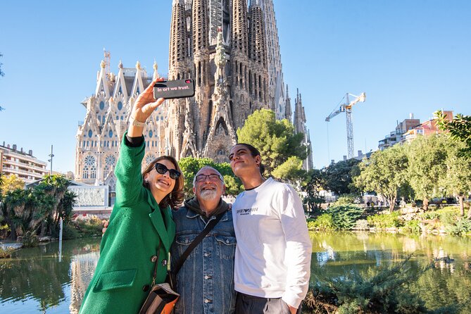 Sagrada Familia Small Group Guided Tour With Skip the Line Ticket - Admiring the Stained Glass