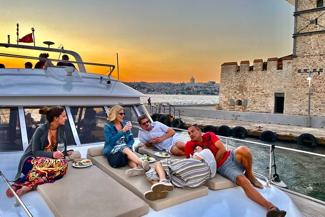 Bosphorus Sunset Luxury Yacht Cruise With Snacks and Live Guide - Reviews