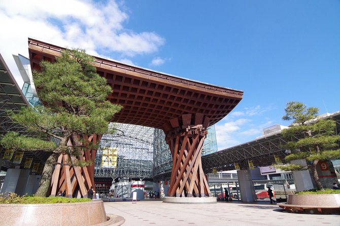 Kanazawa Full-Day Private Tour With Government Licensed Guide - Tour Capacity and Accessibility