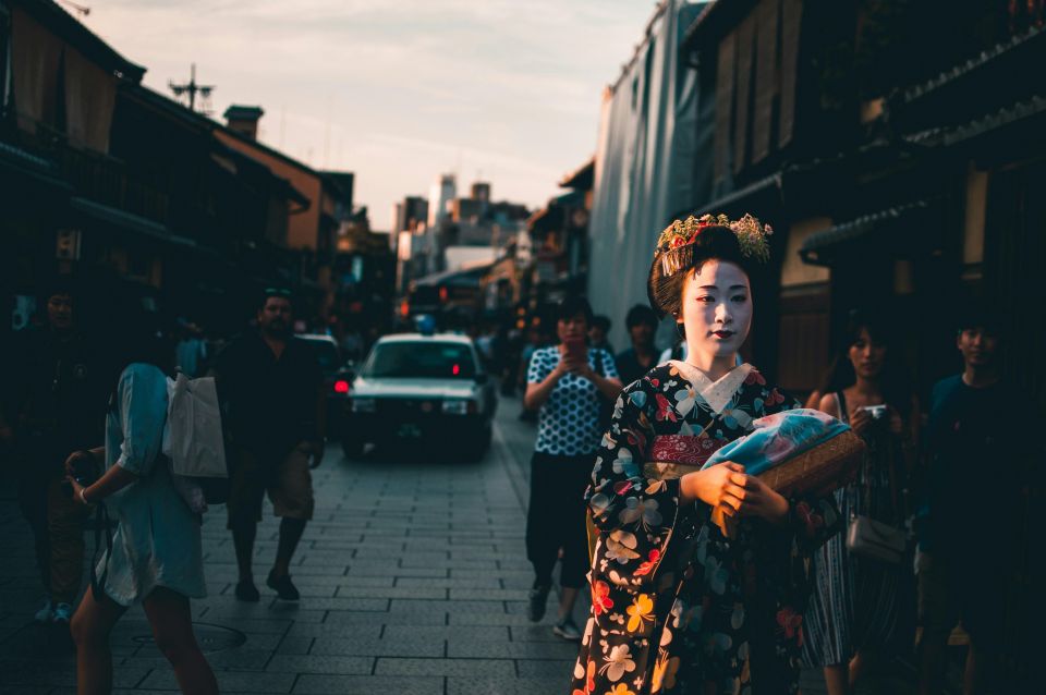Kyoto Sunset Tour: Gion District, Pontocho, Yasaka & Secrets - Key Highlights
