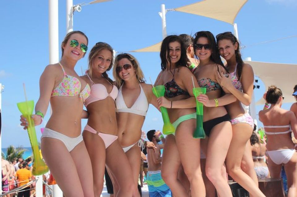 Las Vegas Pool Party Crawl by Party Bus W/ Free Drinks - Meeting Point