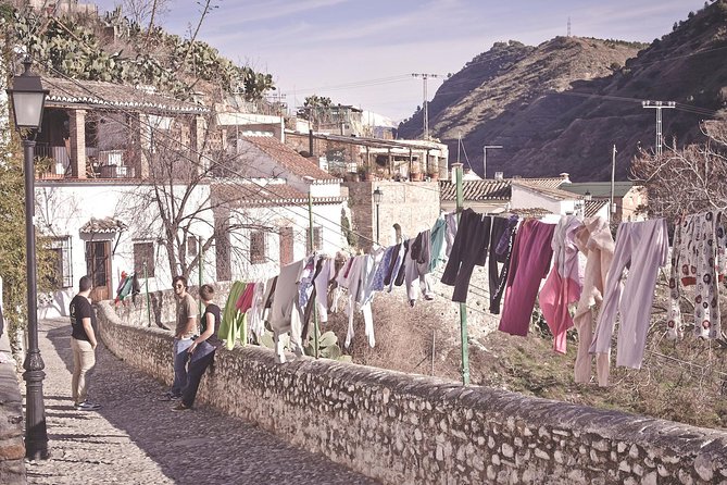 Granadas Hidden Treasures: Albayzin and Sacromonte Walking Tour - Guide Expertise