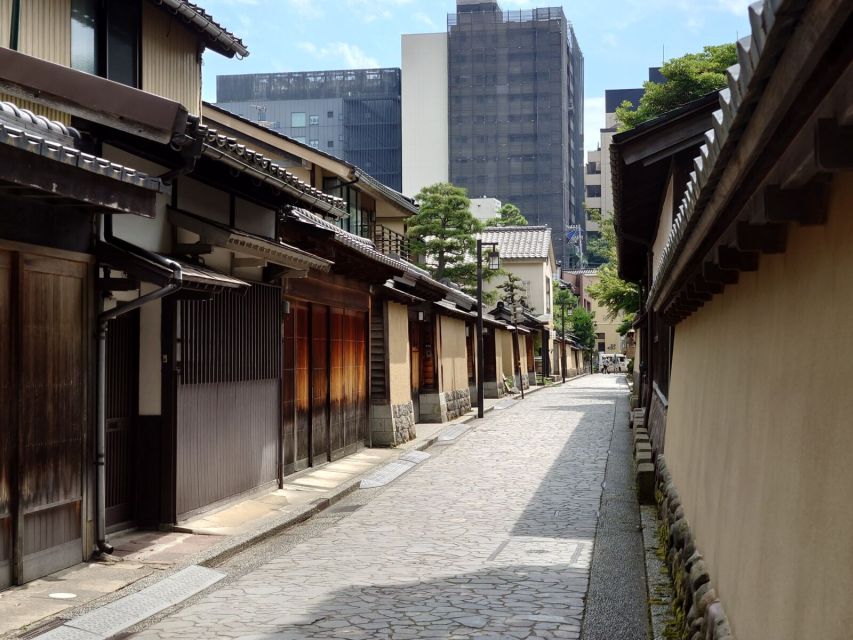 Kanazawa: Samurai, Matcha, Gardens and Geisha Full-Day Tour - Enjoying Matcha and Wagashi at Shima