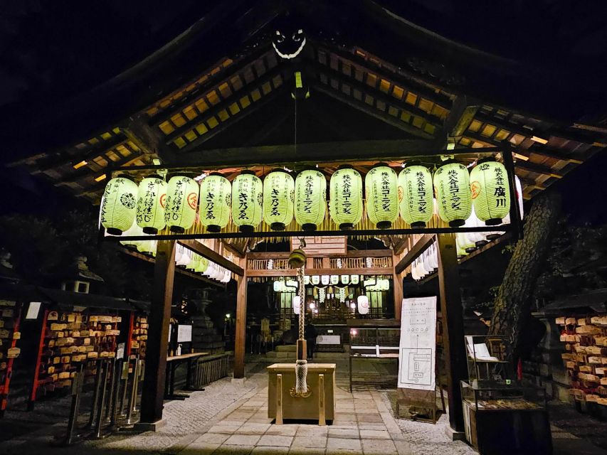 Kyoto: Gion District Guided Walking Tour at Night With Snack - Understanding Japanese Culture