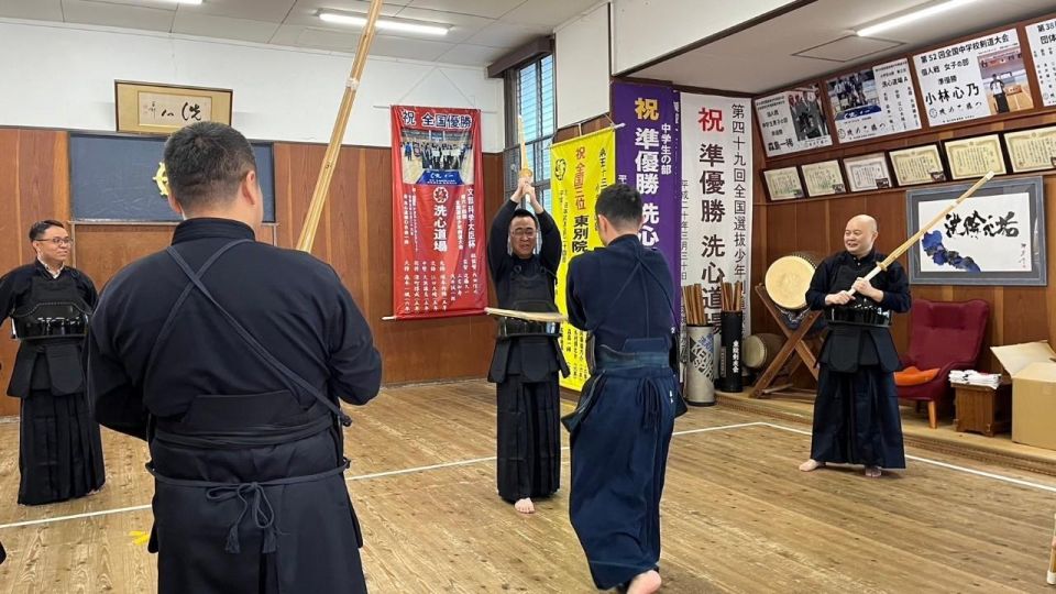 Nagoya: Samurai Kendo Practice Experience - Experiencing Bamboo Sword Strikes