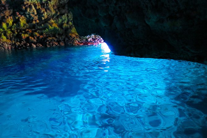 [Okinawa Blue Cave] Snorkeling and Easy Boat Holding! Private System Very Satisfied With the Beautiful Facilities of the Shop (With Photo and Video Shooting Service) - Boat Holding and Tropical Fish Feeding