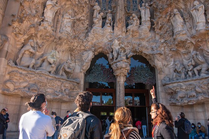 Sagrada Familia Small Group Guided Tour With Skip the Line Ticket - Learning About the Buildings Creator