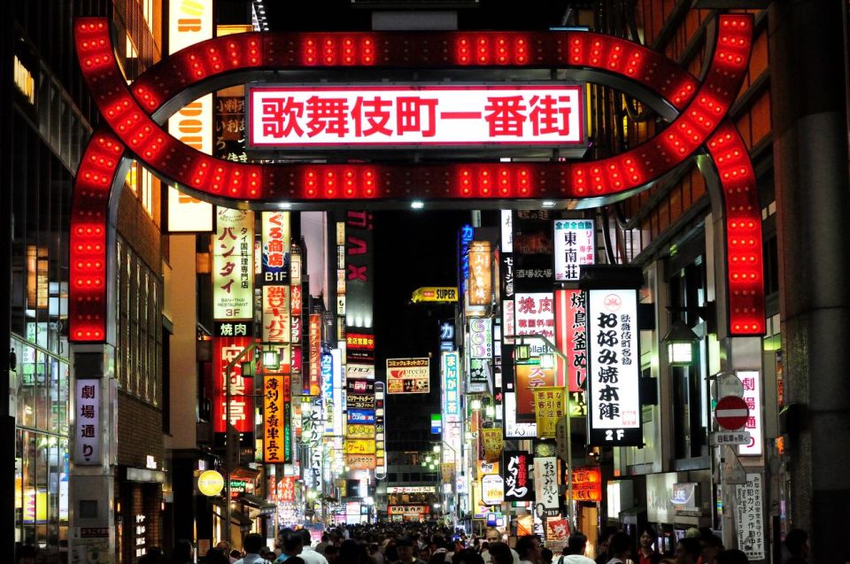 Tokyo: Shinjuku Drinks and Neon Nightlife Tour - Meeting Point and Accessibility