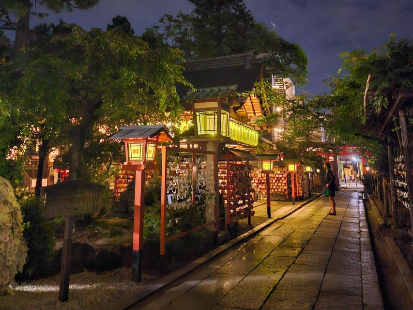 Kyoto: Gion District Guided Walking Tour at Night With Snack - Experiencing Yasaka Shrine