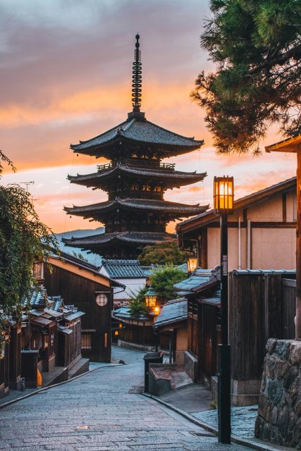 Kyoto Sunset Tour: Gion District, Pontocho, Yasaka & Secrets - Visiting Yasaka Shrine