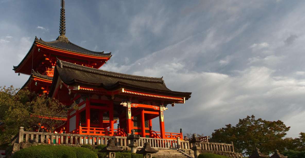 Kyoto: Higashiyama, Kiyomizudera and Yasaka Discovery Tour - Yasaka Shrine