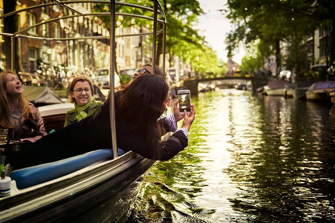 Amsterdam Private Canal Cruise With Live Guide and Drinks - Key Points