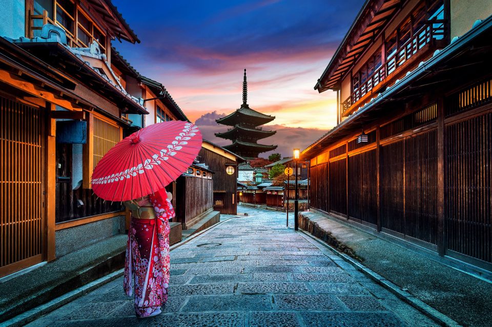 Kyoto: Gion District Guided Walking Tour at Night With Snack - Key Points
