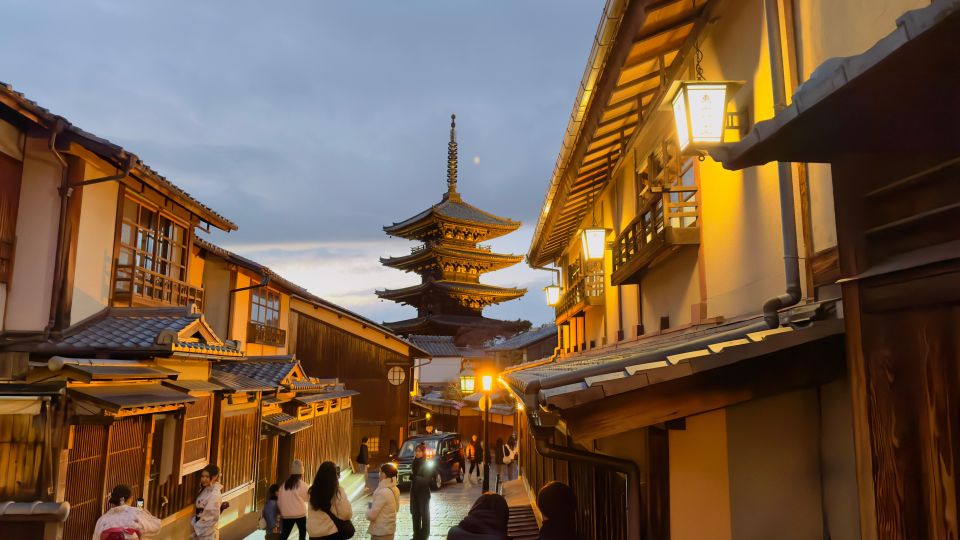 Kyoto Sunset Tour: Gion District, Pontocho, Yasaka & Secrets - Key Points