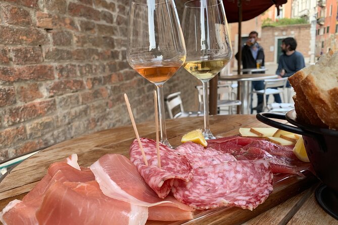 A Venetian Evening – Wine Tasting & Tapas Tour With a Local Guide