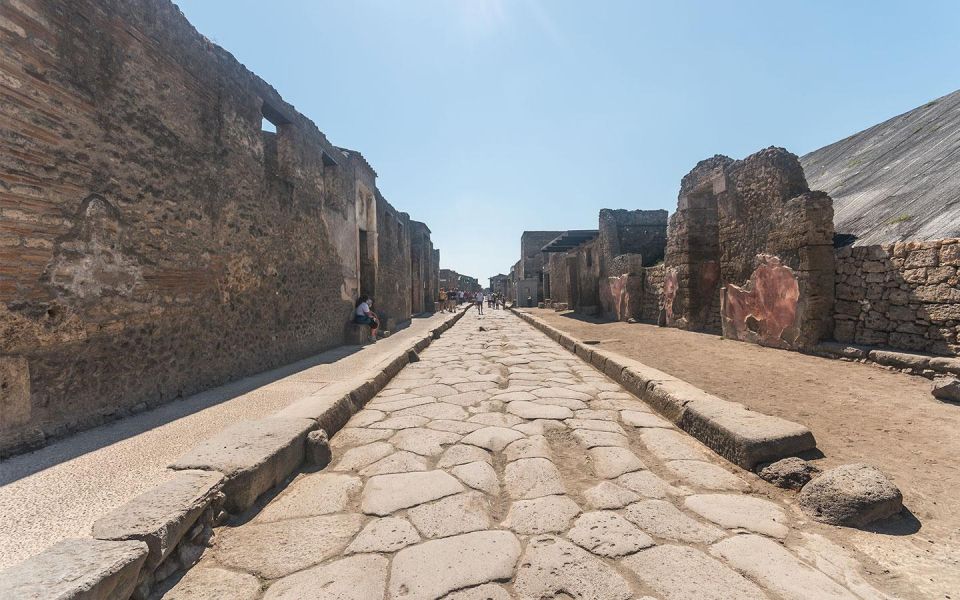 Amalfi Coast Transfer to Naples & Guided Pompeii Tour