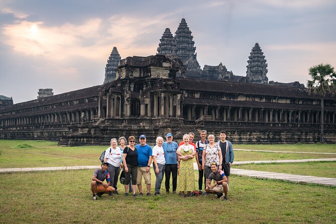 Angkor Sunrise Tour by Bike With Breakfast, Lunch & Tour Guide