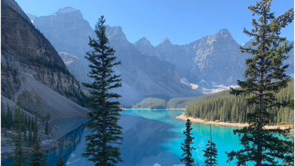 Banff or Canmore: Private Transfer to Calgary
