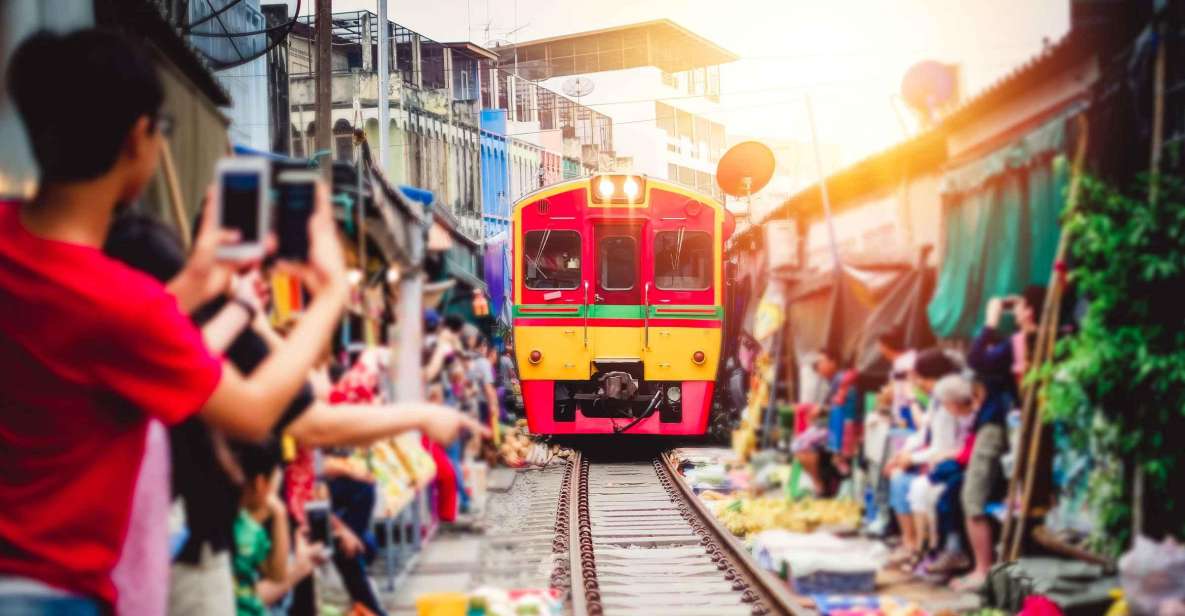 Bangkok: Maeklong Train Market & Floating Market Day Tour