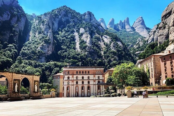 Barcelona to Montserrat: Guided Tour & Return Bus Transfers - Tour Overview