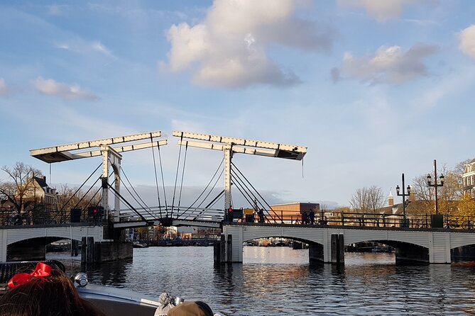 Classic Salonboat Tour in Amsterdam Including Cheese and Wine