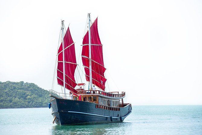 Day Cruise 10H to Angthong Marine Park on Luxury Boat / Incl. Breakfast & Lunch