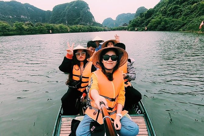 Deluxe and Small Group Tour in Hoa Lu Tam Coc Mua Cave With Limousine Transfer