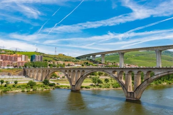 Douro Valley and Régua Panoramic Cruise With Lunch From Porto