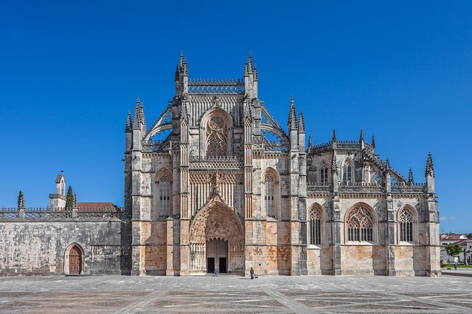 Fátima, Batalha, Alcobaça, and Óbidos Full Day Private Tour From Lisbon