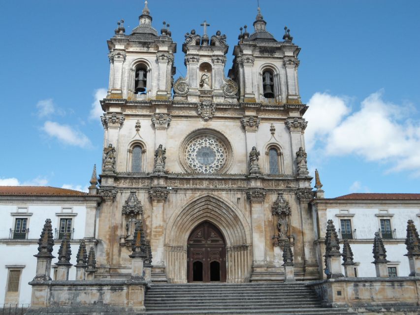 Fátima, Batalha, Alcobaça, Nazaré and Óbidos Private Tour