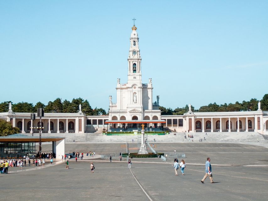 From Lisbon: Day Trip to Fatima, Nazare, Alcobaça and Obidos