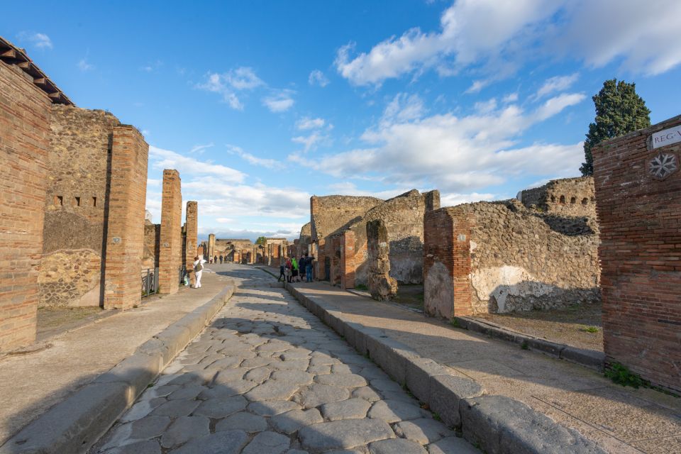 From Rome: Round-Trip Transfer to Pompeii and Its Ruins - Tour Overview