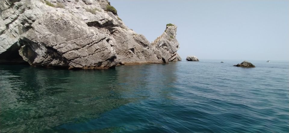 From Sesimbra: Ribeira Do Cavalo Beach and Caves Boat Tour