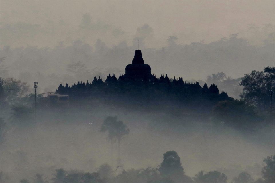 From Yogyakarta: Borobudur Sunrise on Setumbu Hill