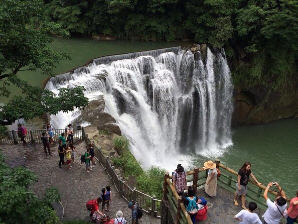 Half Day Private Tour to Jiufen, Shifen Waterfall & Pingxi Sky Lantern