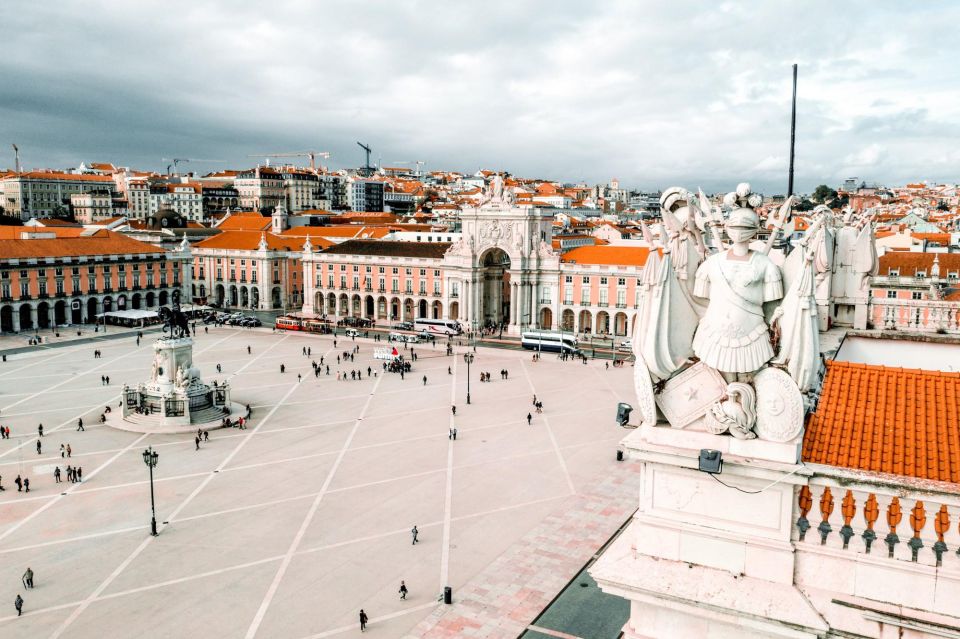 Lisbon: Express Walk With a Local in 60 Minutes