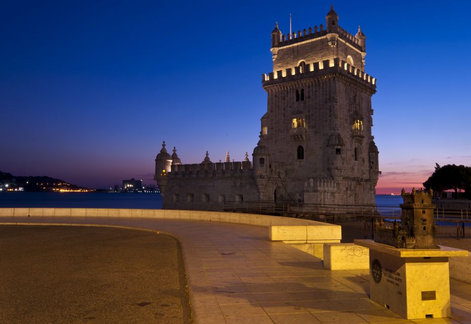 Lisbon: Private City Highlights Nighttime Tour With Transfer